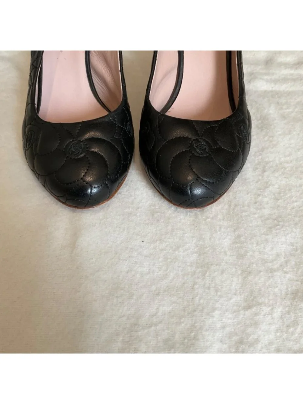 Chanel black Camellia logo cc quilted leather pump heels sz37 US6.5 narrow